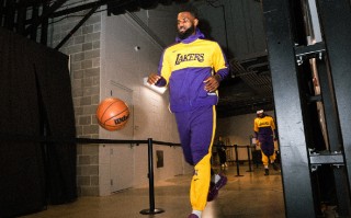 爱体育官方网站-雄鹿后卫盖帽霸气，引领球队走向胜利