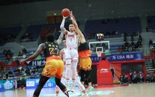 爱体育官方网站-CBA球队在比赛中奋力拼搏，取得激动人心的胜利