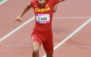 爱体育-田径选手百米冲刺，领先一筹漂亮夺金