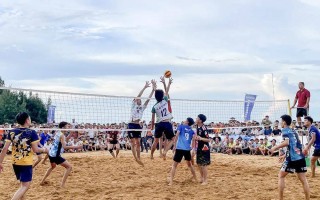 爱体育官网-沙滩排球对决激烈，双方实力均衡角逐激烈