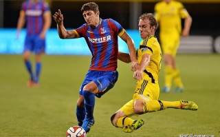 爱体育官方网站-足球比赛展现激烈竞争，各国球队拼尽全力