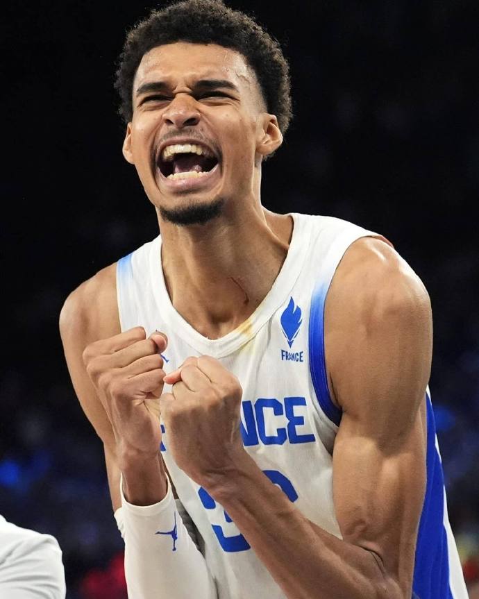 爱体育-活塞主教练大赞德罗赞表现,称其为绝地反击做出贡献-第2张图片-爱体育官方网站 爱体育-活塞主教练大赞德罗赞表现,称其为绝地反击做出贡献-第2张图片-爱体育官方网站