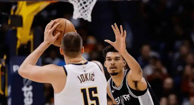 爱体育-老鹰力擒马刺,杨乐晒胜利照片-第1张图片-爱体育官方网站 爱体育-老鹰力擒马刺,杨乐晒胜利照片-第1张图片-爱体育官方网站