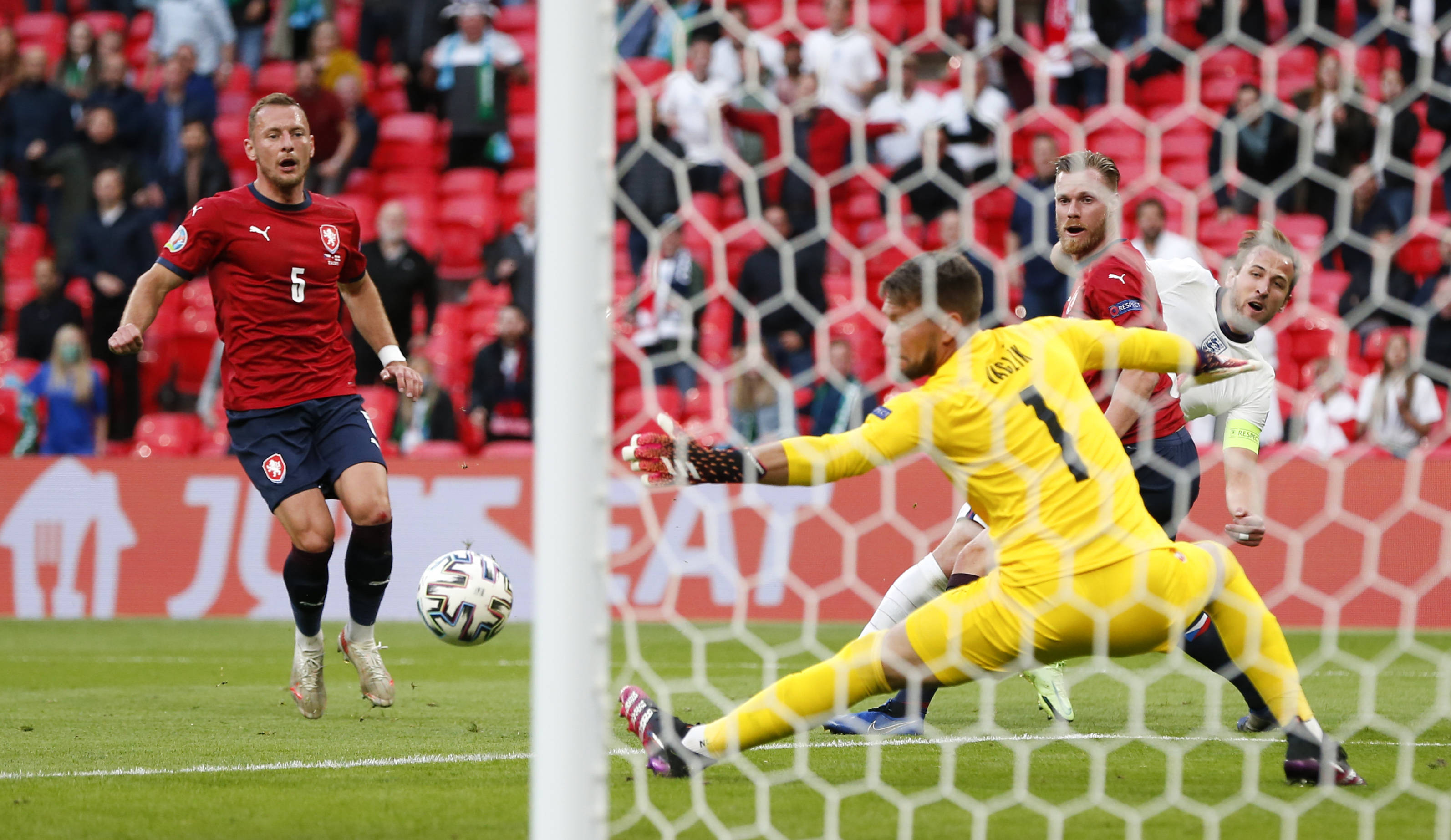 爱体育官网-欧锦赛资格赛:英格兰队全面压制对手,轻松晋级-第1张图片-爱体育官方网站 爱体育官网-欧锦赛资格赛:英格兰队全面压制对手,轻松晋级-第1张图片-爱体育官方网站